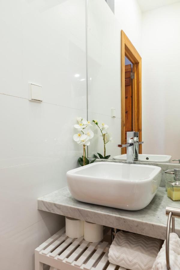 Alfama Terrace Apartment With Authentic XVIII Tiles And Historic Notes 3 Bedrooms & 2 Bathrooms Ac Lisboa 外观 照片